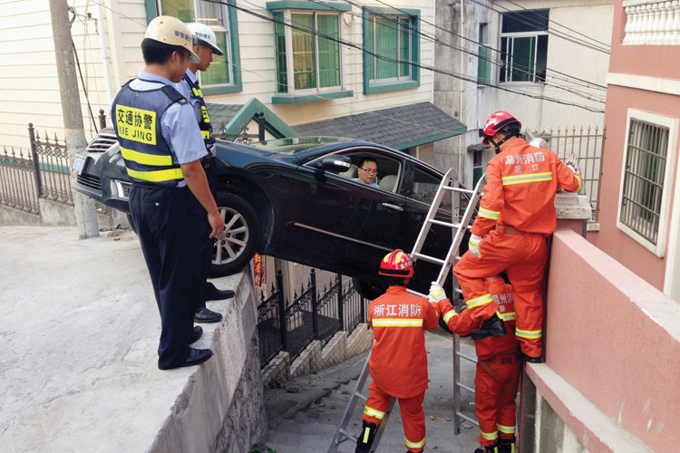 Man being rescued from car, Wenzhou, Zhejiang Province, 2014