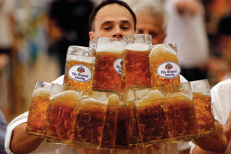 Man competes for world record in carrying beer mugs