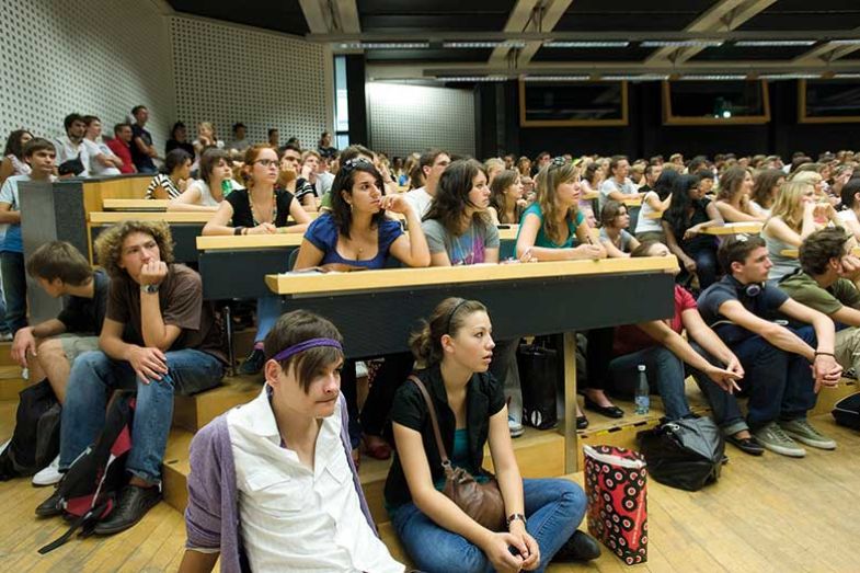 crowded-lecture-hall