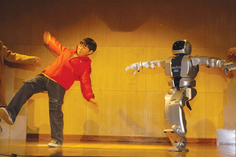 Students walk with humanoid Robot ‘HUBO’ at KAIST, South Korea
