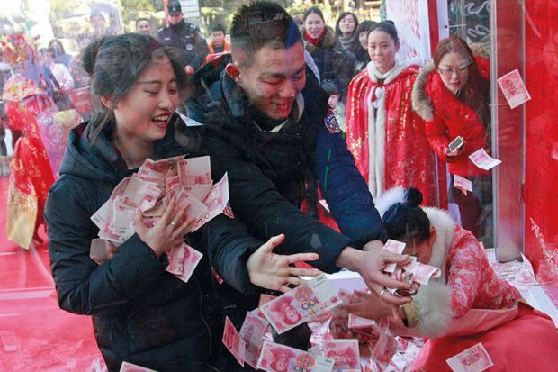 Chinese tourists catch money