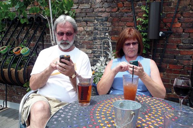 couple-on-phones