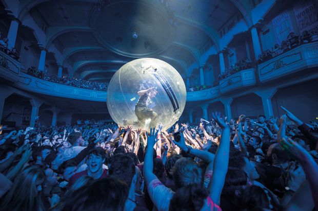 Crowdsurfing in a bubble