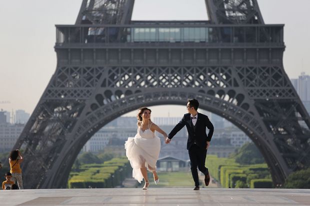 Newlyweds at Eiffel Tower, Paris