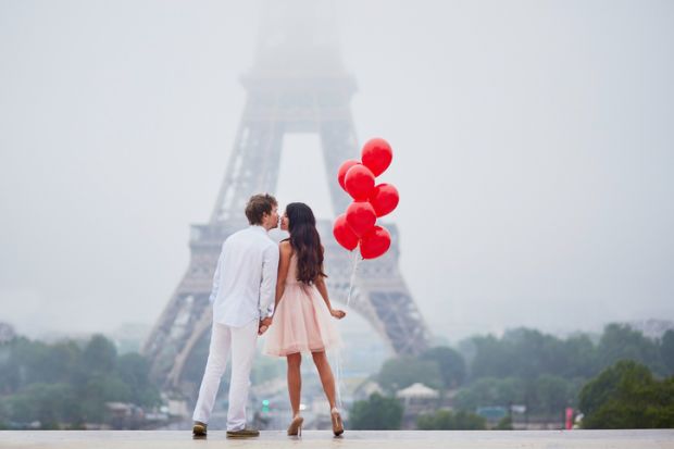 Eiffel Tower kiss