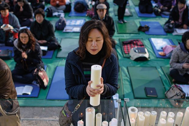 Parent prays for students sitting college entrance exams, Seoul