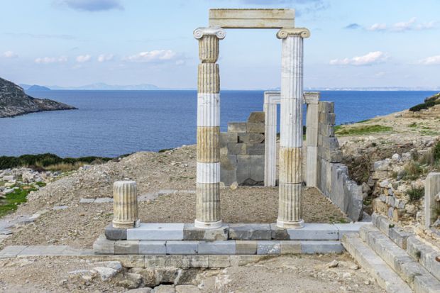 A broken pillar, symbolising Horizon Europe
