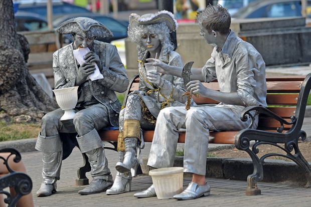 Statues eating lunch