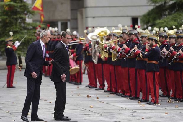 Spanish Defence Minister Pedro Morenes (L) speaks with US Secretary of Defense Ashton Carter as they review the troops in Madrid on October 5, 2015