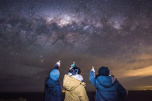 3 people looking at the Milky Way
