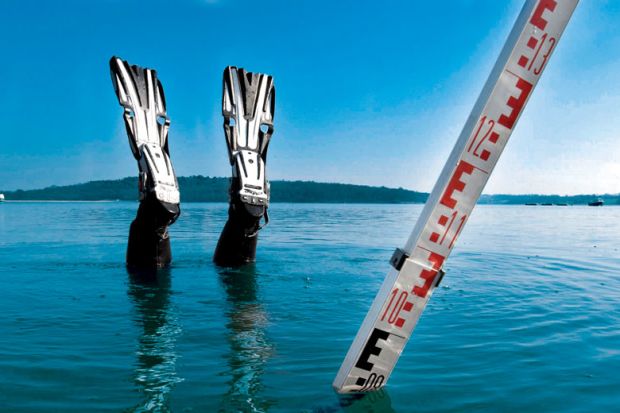 Divers feet and a measure stick showing above water level only as a metaphor for Journal impact factor ban is bad for Dutch science
