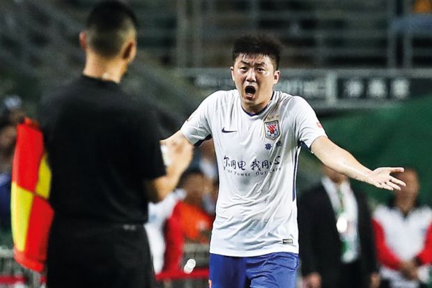 Cui Peng of Shandong Luneng Taishan FC complain to referee after got a red card to illustrate China’s pressure on graduate employment ‘fuelling cheating’