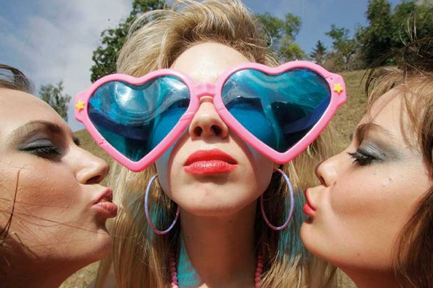 women-heart-sunglasses-kisses