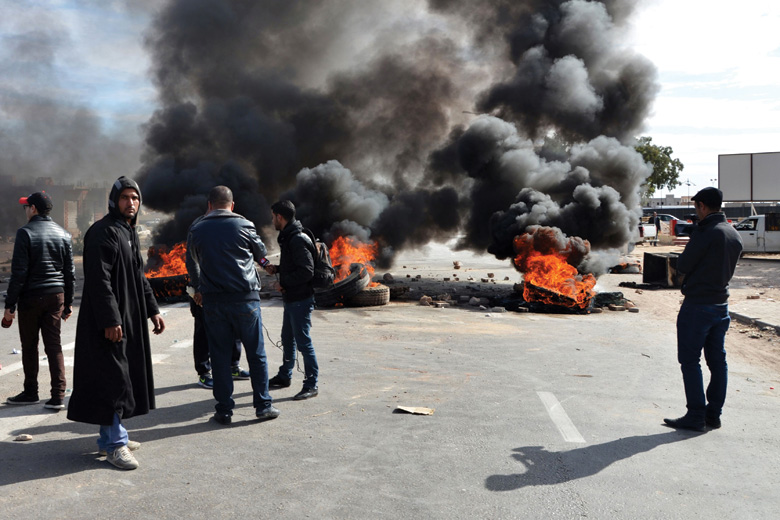 Tunisian graduates block road with burning tyres, Medenine