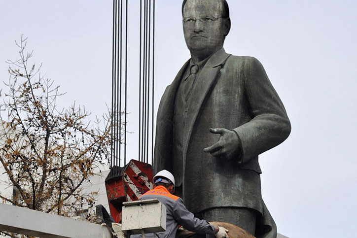 Worker removing statue of David Willetts